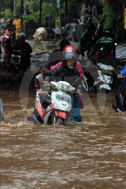 Endonezya'da seller günlük yaşamı ve trafiği olumsuz etkiledi