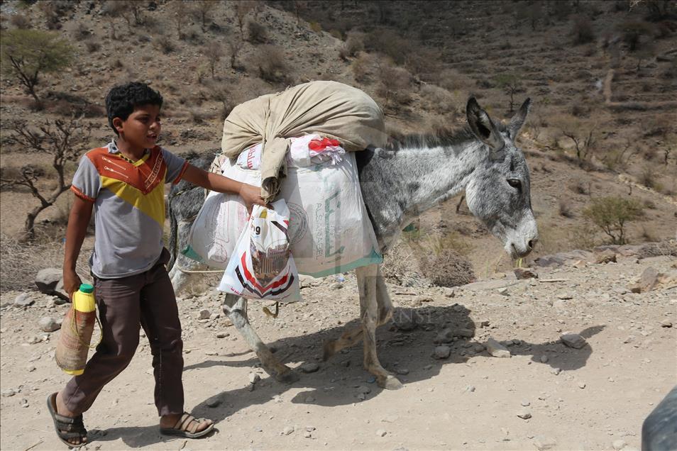 People leave their village in Yemen