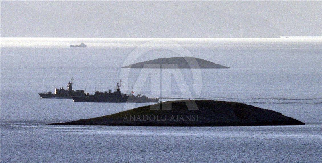 Türk ve Yunan savaş gemileri burun buruna