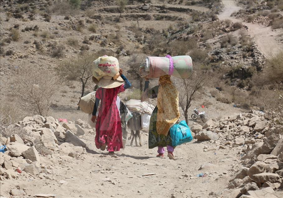 People leave their village in Yemen