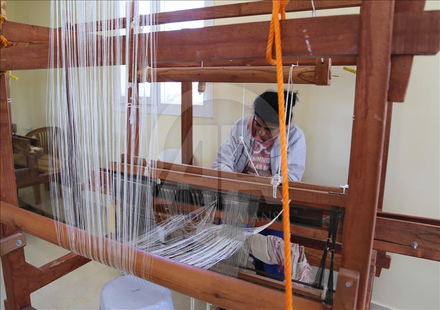 Kozanın kumaşa dönüşümünü meslek edindiler
