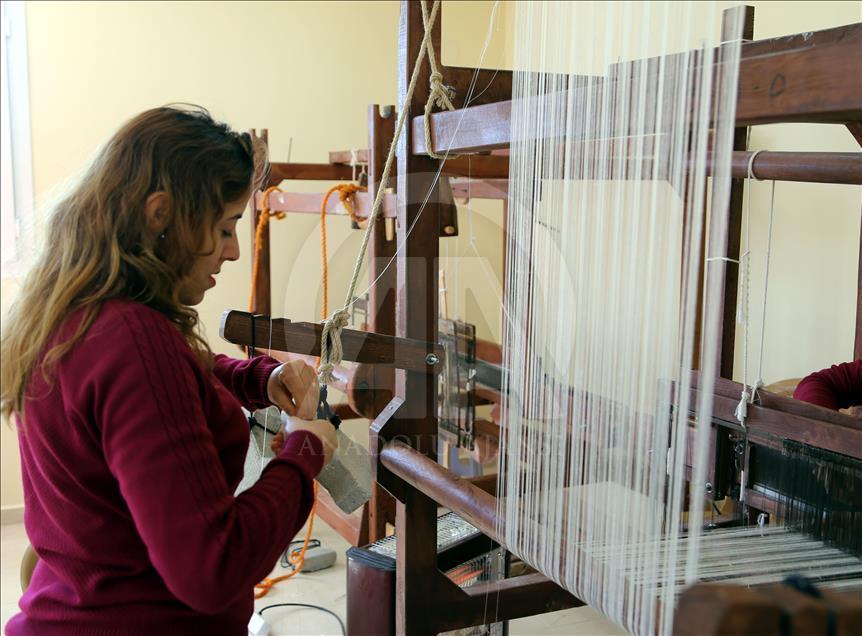 Kozanın kumaşa dönüşümünü meslek edindiler
