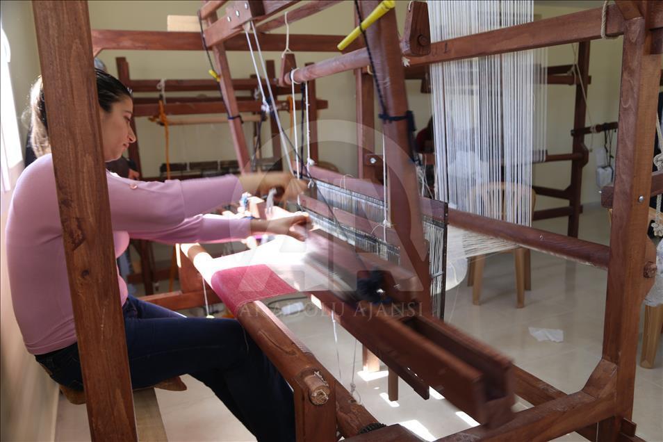 Kozanın kumaşa dönüşümünü meslek edindiler
