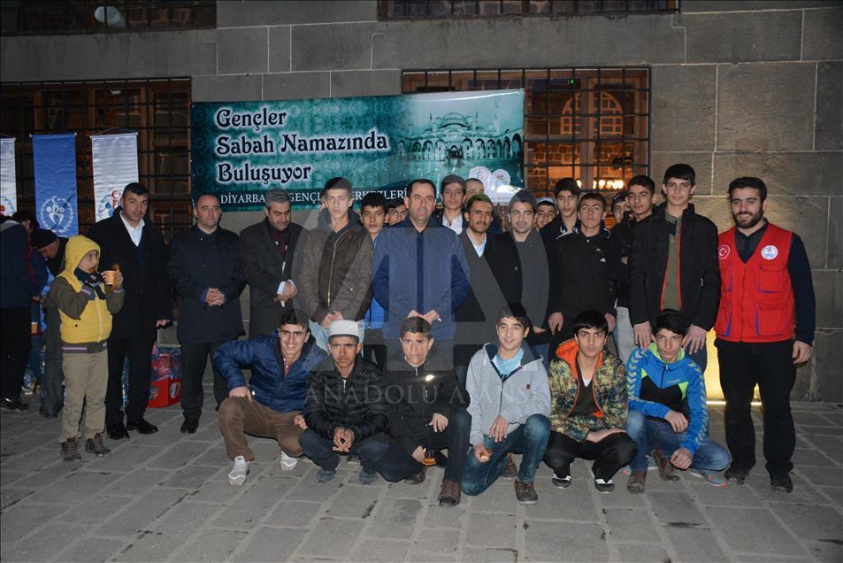 Ciwanên Diyarbekirê di nimêja sibê da hatin ba hev

