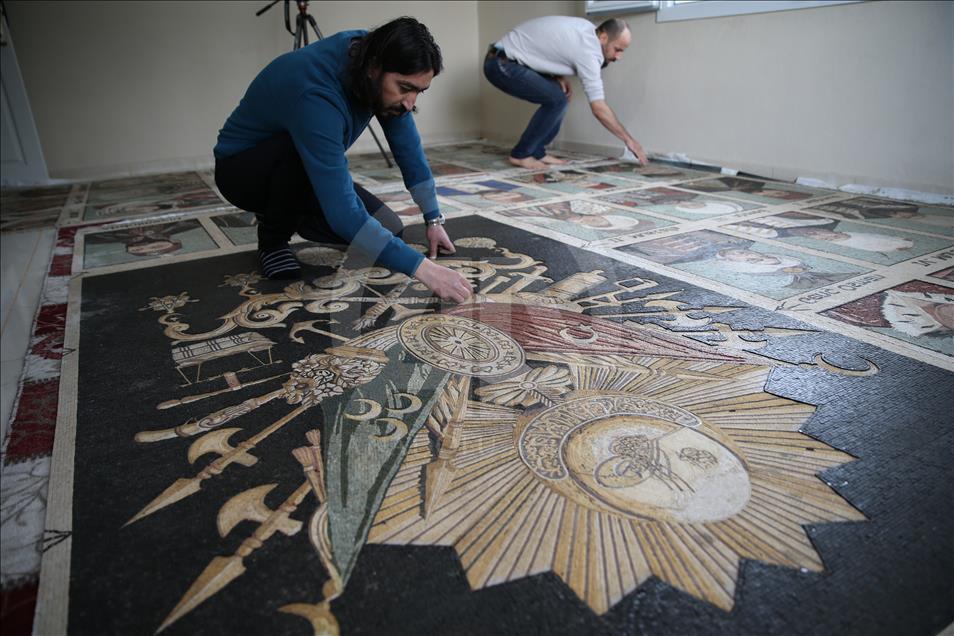 Osmanlı padişahlarını 1.5 milyon taş kullanarak resmetti