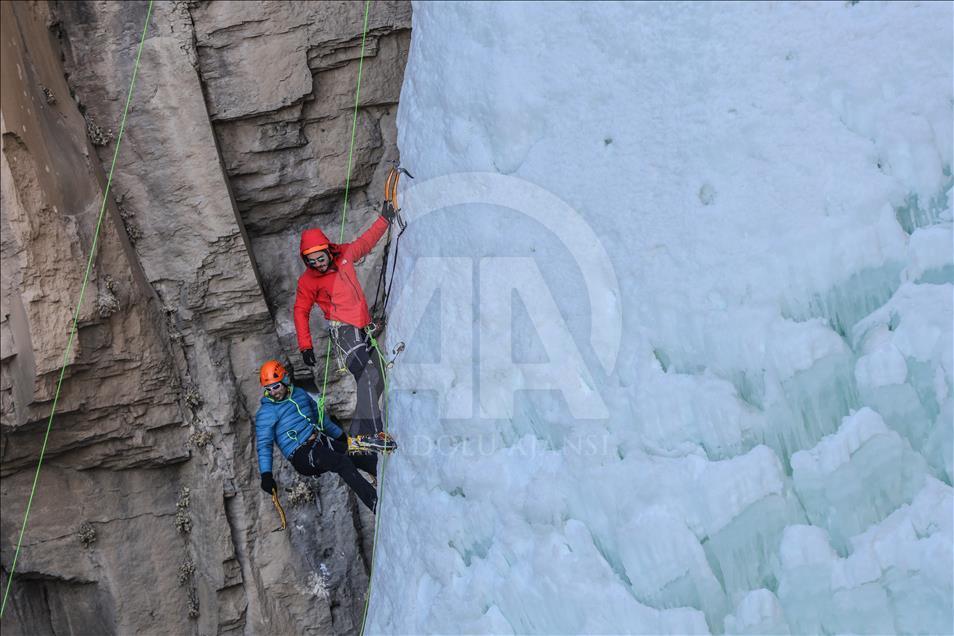 Dağcılar buzul şelalesine tırmanış yaptı