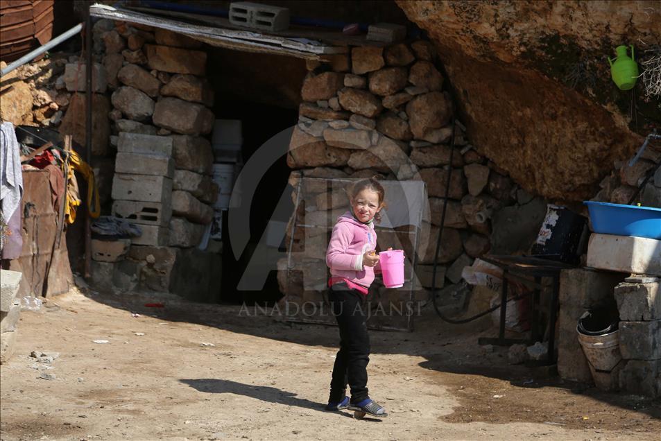 Izraeli u shemb shtëpitë, disa familje palestineze detyrohen të jetojnë në shpellë
