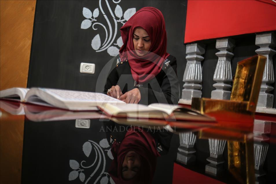 شابة فلسطينية تدوّن المصحف كاملاً يدوياً بالرسم العثماني