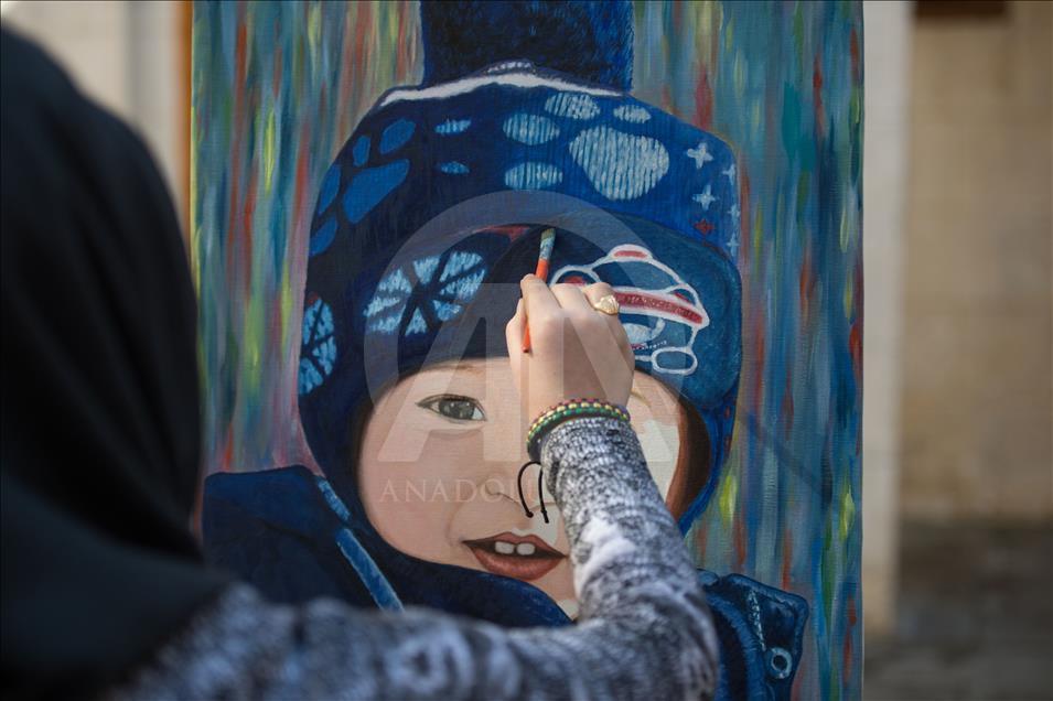 Suriyeli genç kız ressam babasının yolunda ilerliyor