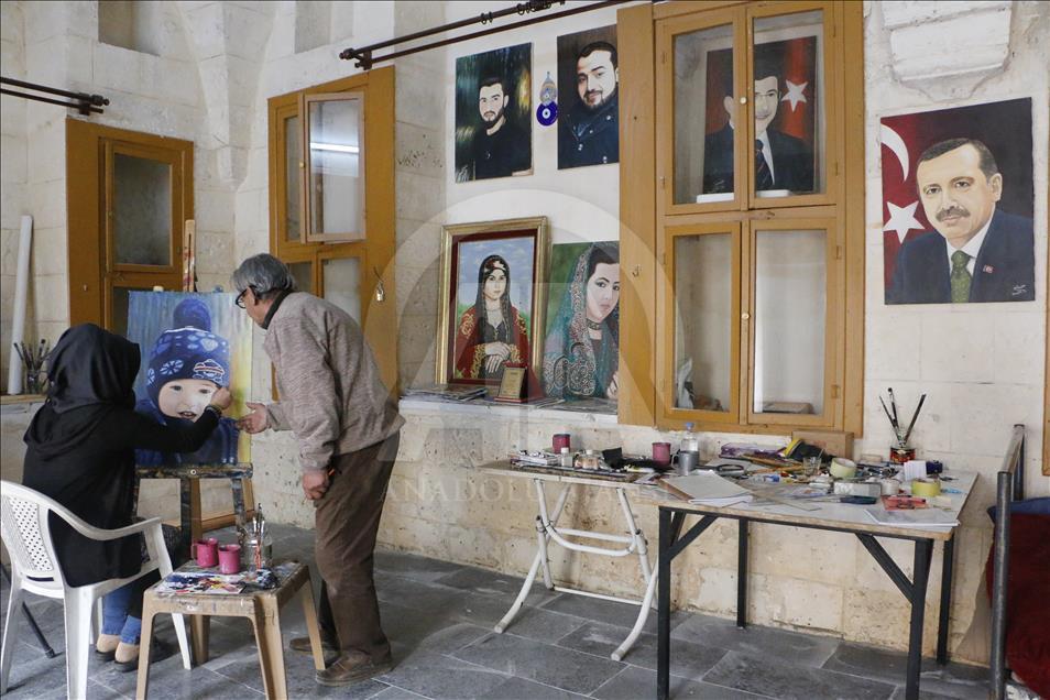 Suriyeli genç kız ressam babasının yolunda ilerliyor