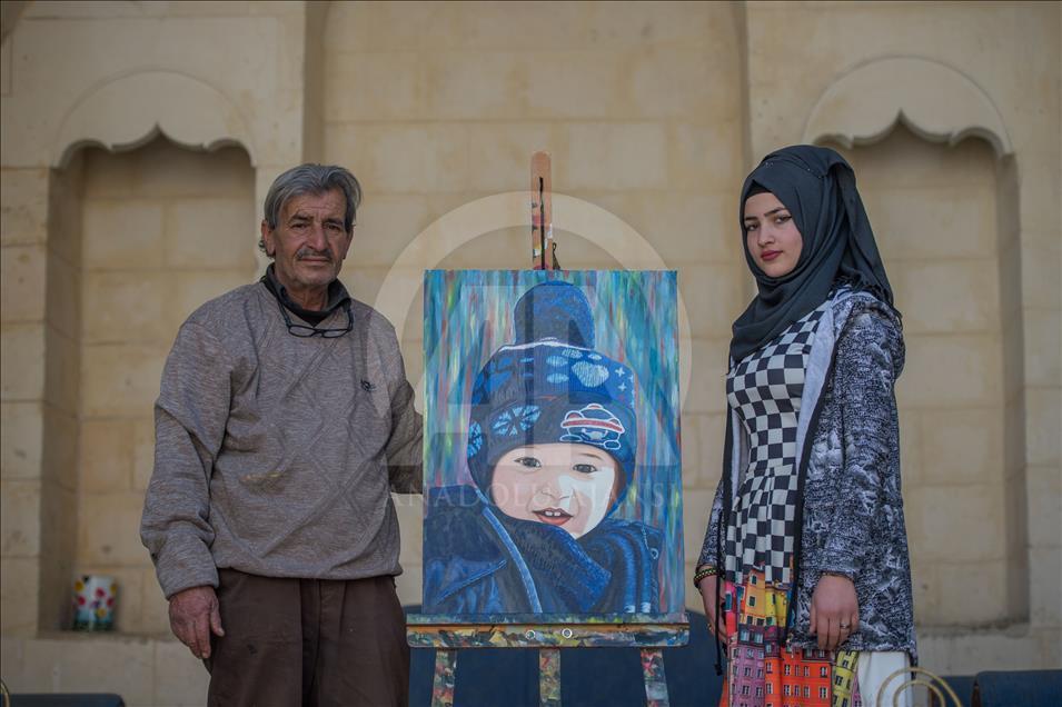 Suriyeli genç kız ressam babasının yolunda ilerliyor