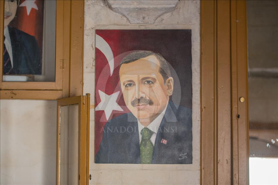 Suriyeli genç kız ressam babasının yolunda ilerliyor