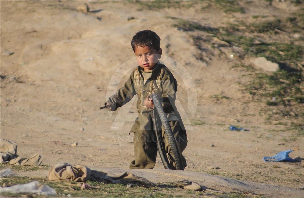 Тешко секојдневие на авганистанските бегалци во Пакистан
