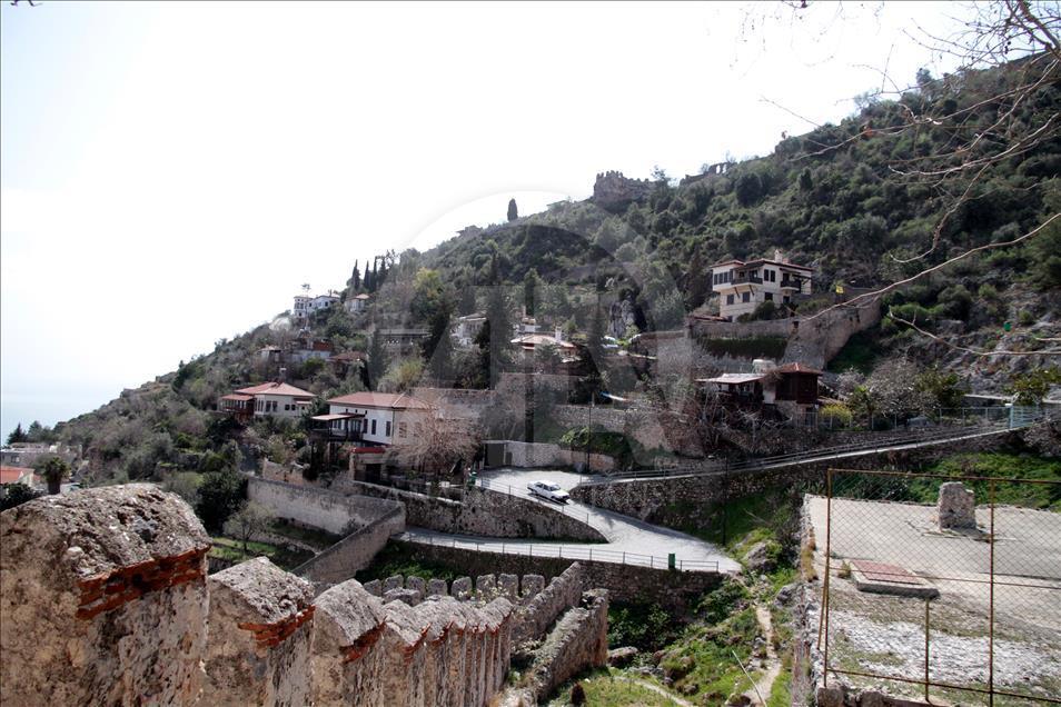 قلعة ألانيا التركية تتجمّل لزوارها
