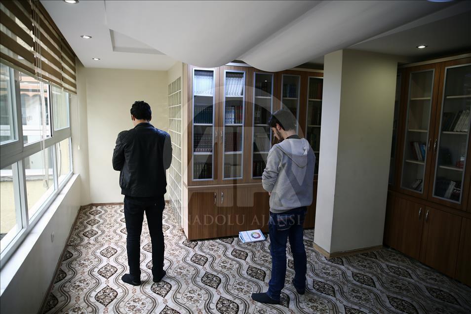 Dernek binası Suriyeliler için okula dönüştürüldü