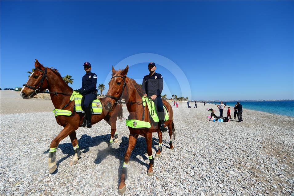 Antalya sahillerinin güvenliği "atlı polislere" emanet