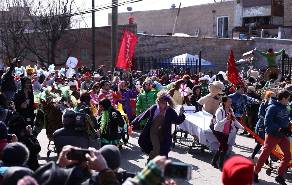 "CHIditarod" shopping cart race in Chicago