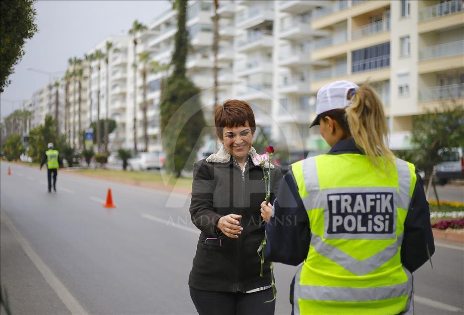 Antalya polisinden kadınlara karanfilli kutlama