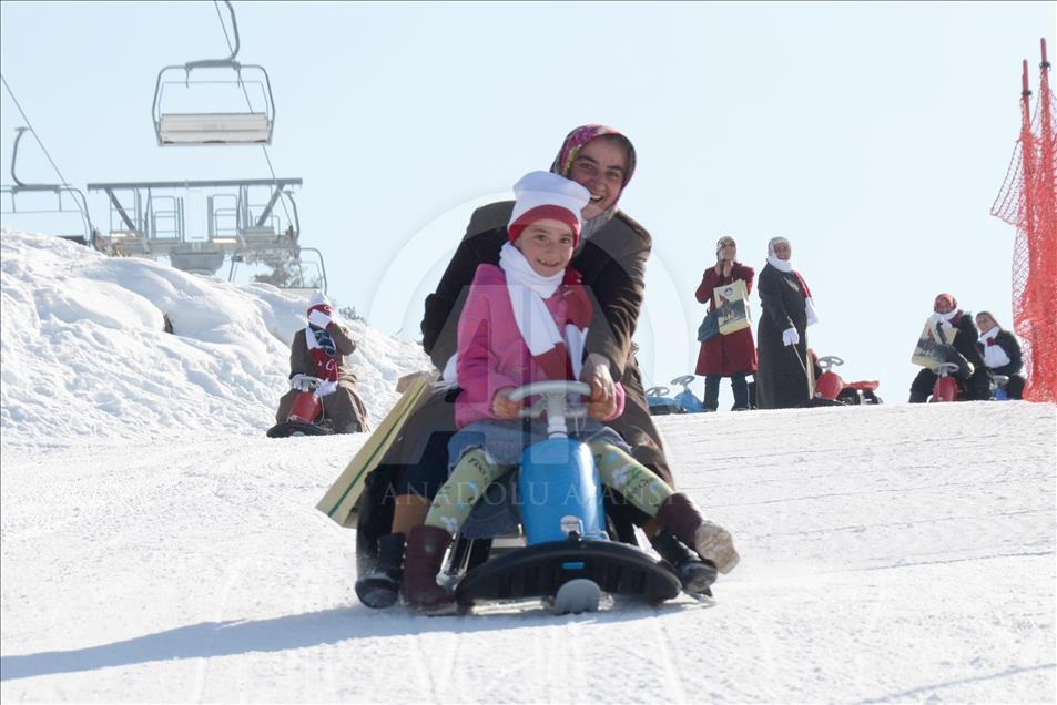 Kadınlar gününü kayak yaparak kutladılar