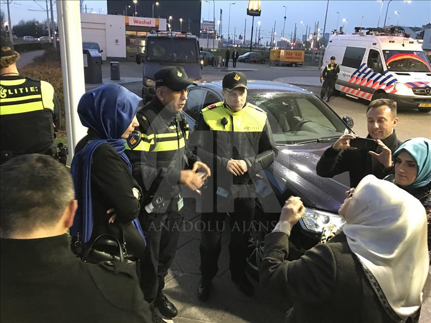 Hollanda'da Bakan Kaya'yı takip eden AA ve TRT aracına polis engeli