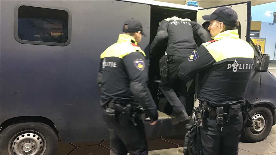 Hollanda'da Bakan Kaya'yı takip eden AA ve TRT aracına polis engeli