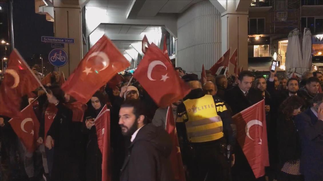 Hollanda'da yaşayan Türkler Rotterdam'da konsolosluk binası önünde toplandı