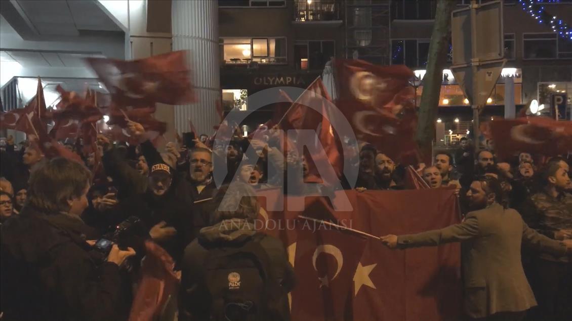 Hollanda'da yaşayan Türkler Rotterdam'da konsolosluk binası önünde toplandı