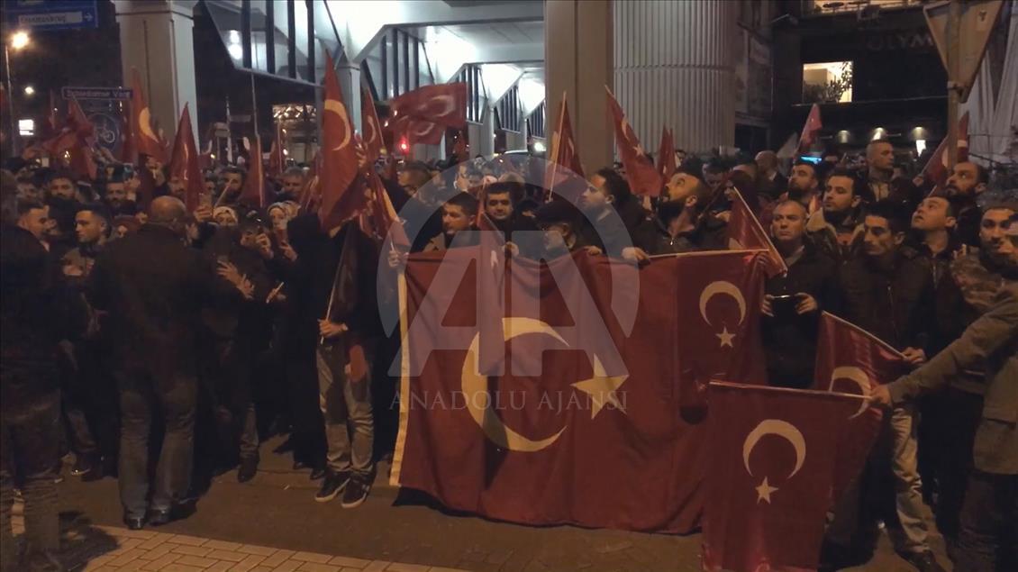 Hollanda'da yaşayan Türkler Rotterdam'da konsolosluk binası önünde toplandı