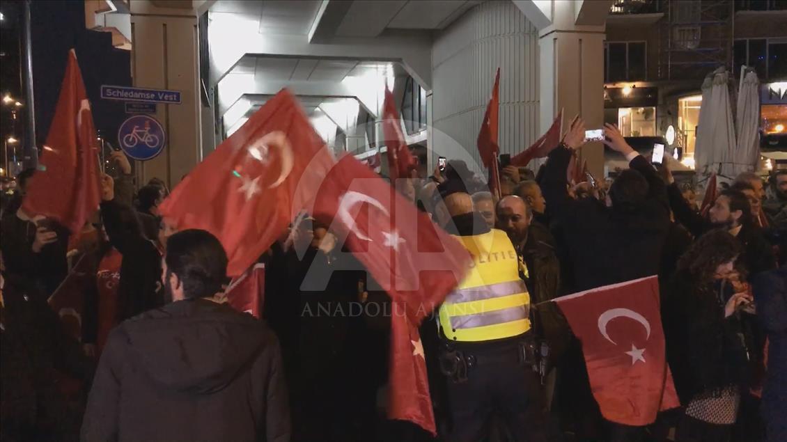 Hollanda'da yaşayan Türkler Rotterdam'da konsolosluk binası önünde toplandı