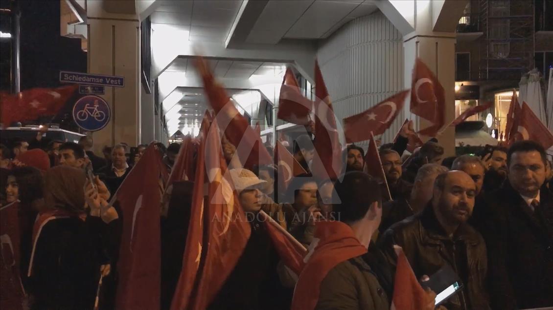 Hollanda'da yaşayan Türkler Rotterdam'da konsolosluk binası önünde toplandı