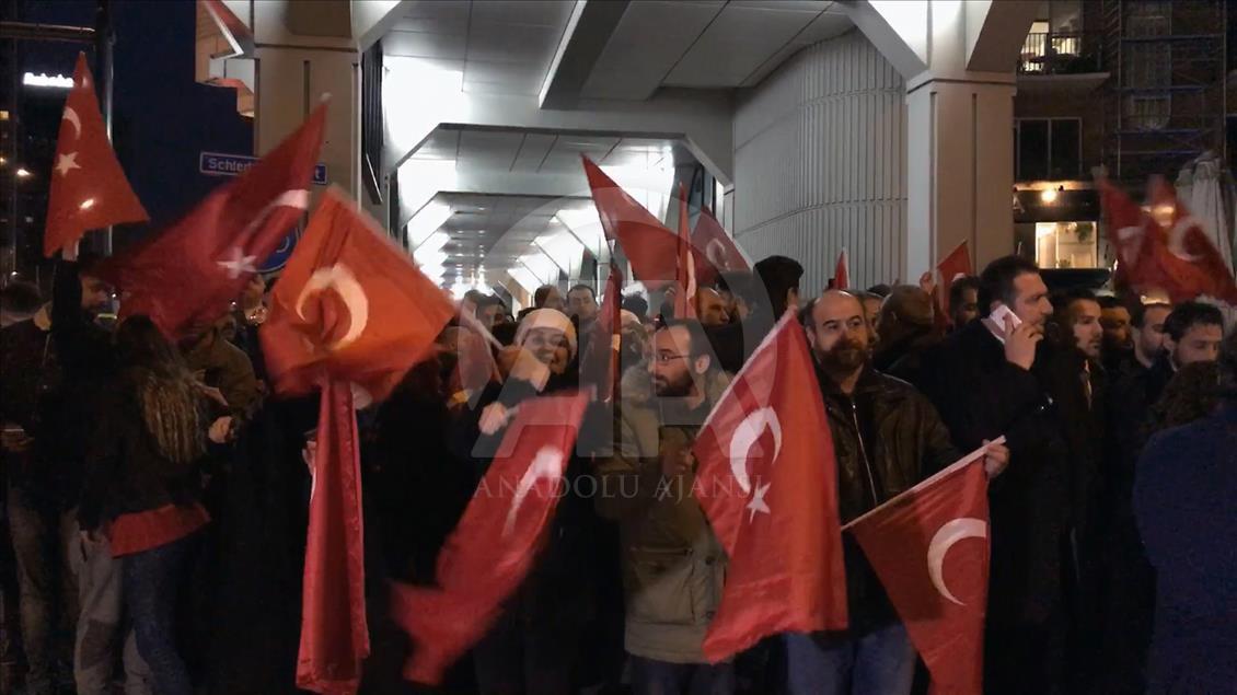 Hollanda'da yaşayan Türkler Rotterdam'da konsolosluk binası önünde toplandı