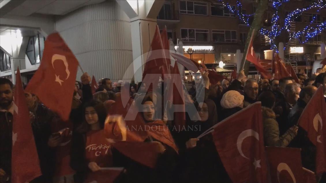 Hollanda'da yaşayan Türkler Rotterdam'da konsolosluk binası önünde toplandı