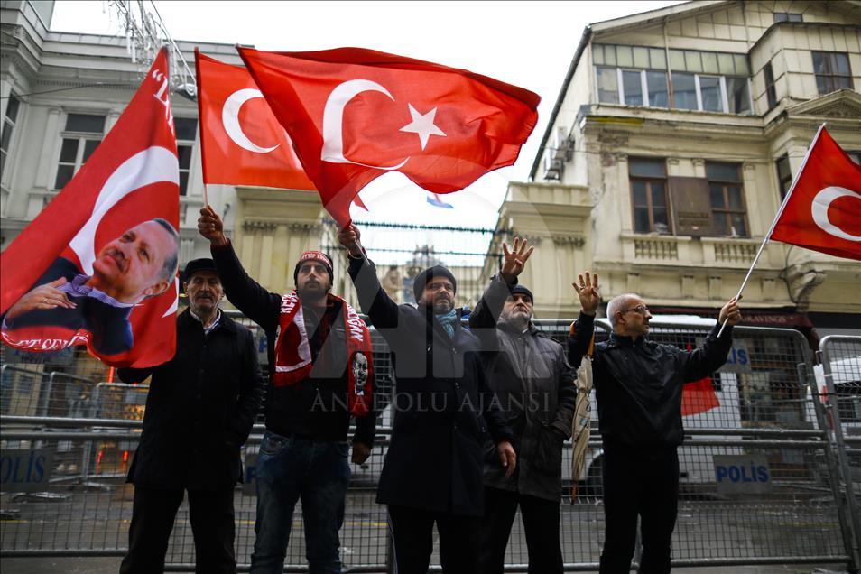 Hollanda'nın İstanbul Başkonsolosluğu önünde protesto
