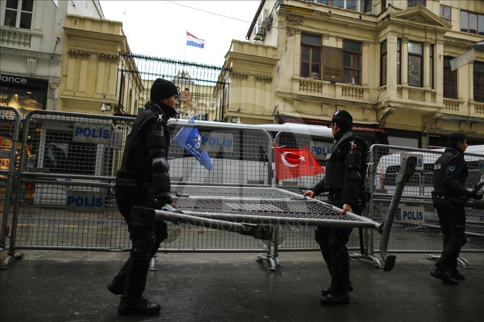 Hollanda'nın İstanbul Başkonsolosluğu önünde protesto