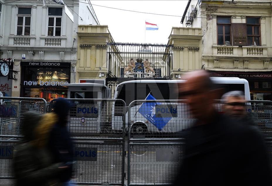Hollanda'nın İstanbul Başkonsolosluğu önünde protesto