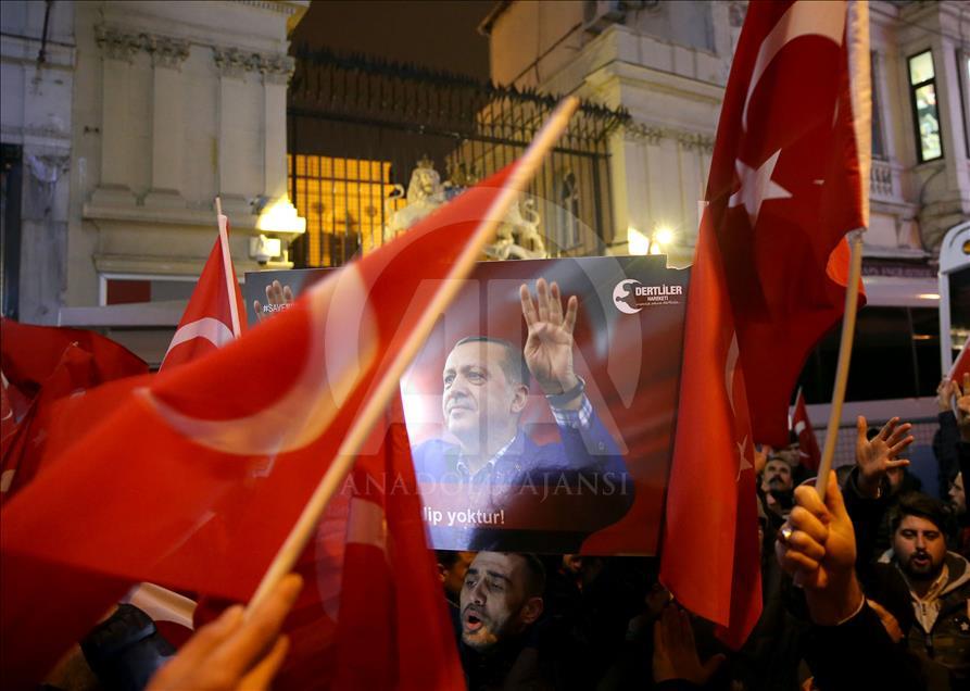 Turks protest Dutch antidemocratic stance 