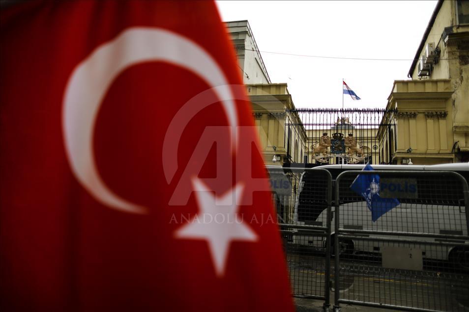 Hollanda'nın İstanbul Başkonsolosluğu önünde protesto