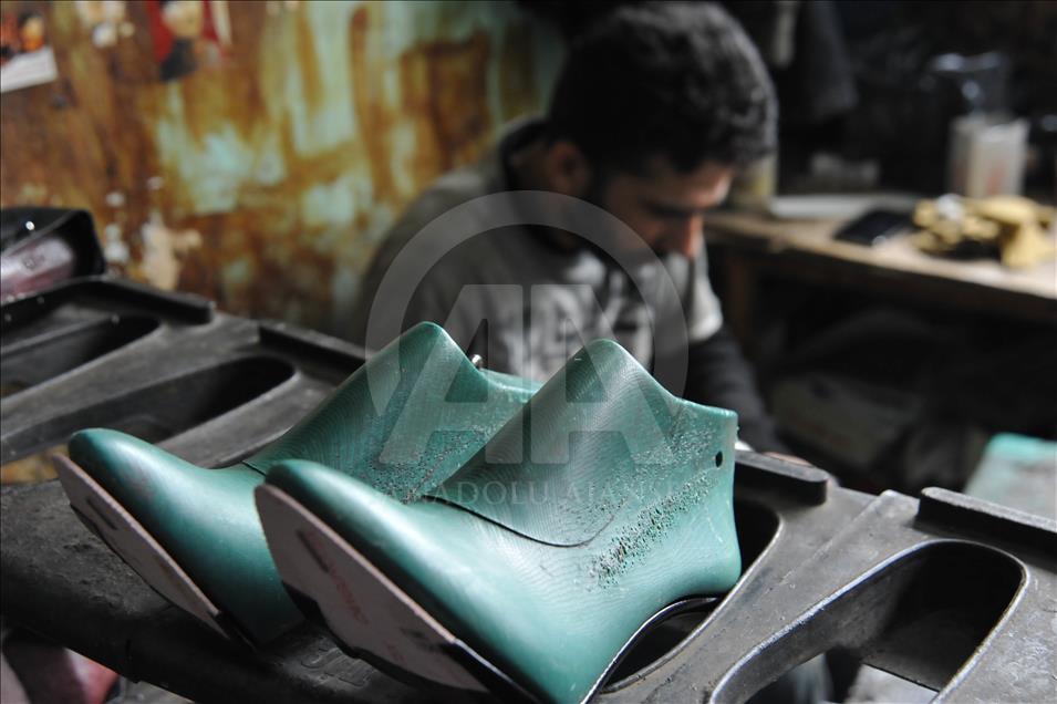 السوريون في غازي عنتاب ينعشون قطاع صناعة الأحذية النسائية