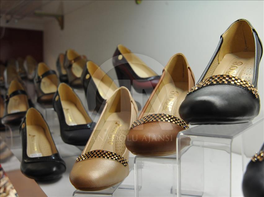 السوريون في غازي عنتاب ينعشون قطاع صناعة الأحذية النسائية