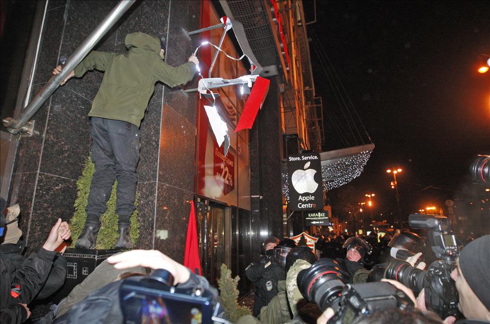 Activists clash with police and damage Alfa bank in Kiev