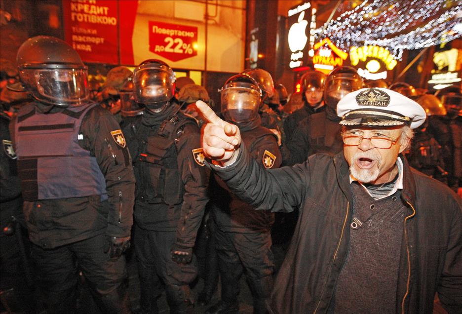 Activists clash with police and damage Alfa bank in Kiev