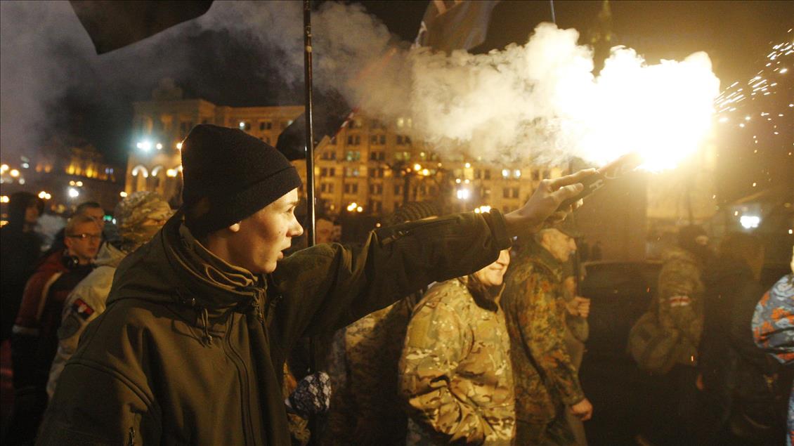 Activists clash with police and damage Alfa bank in Kiev