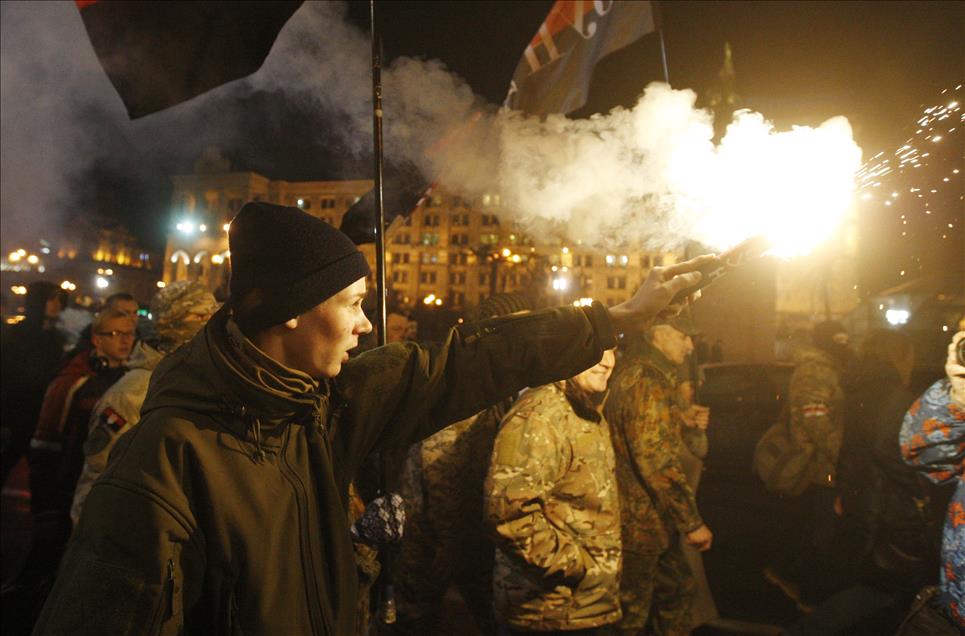 Activists clash with police and damage Alfa bank in Kiev