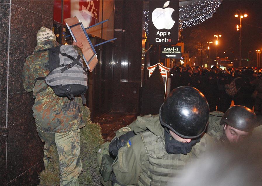 Activists clash with police and damage Alfa bank in Kiev