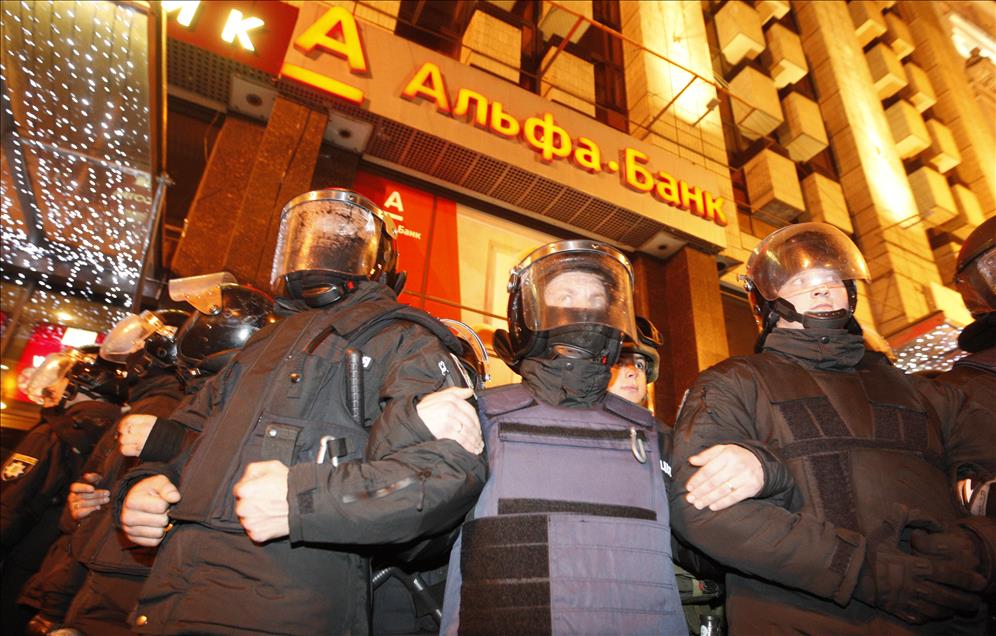 Activists clash with police and damage Alfa bank in Kiev