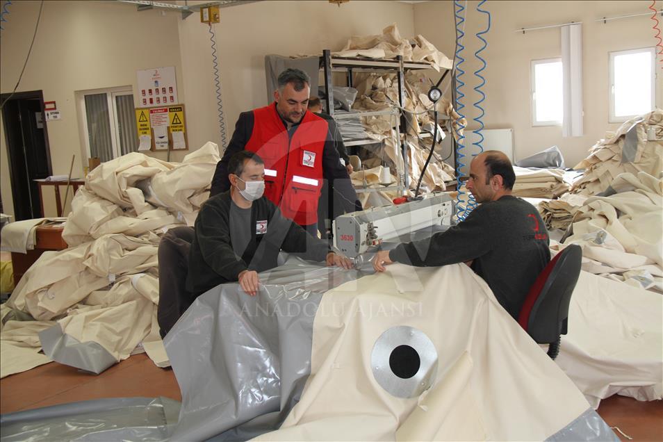 Türk tipi afet çadırları Erzincan'da üretiliyor