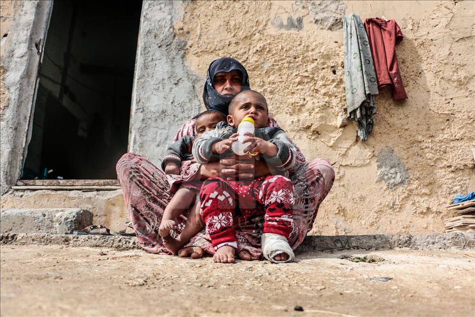 Çocuklarıyla eski trafo binasına sığındı