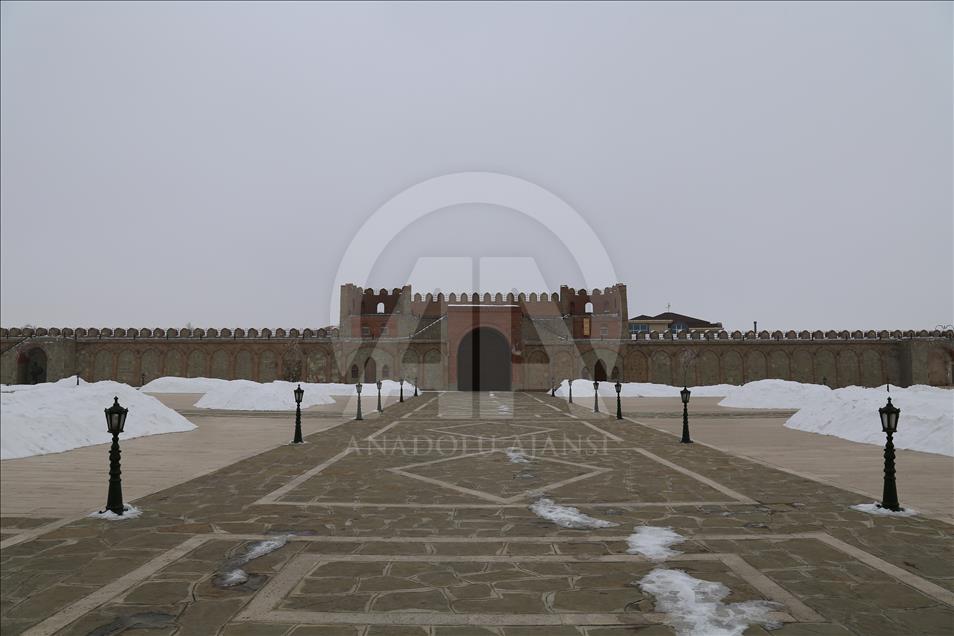 قلعة نخجوان بجمالها وعراقتها تستقطب السياح
