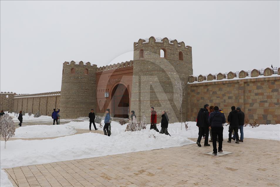 قلعة نخجوان بجمالها وعراقتها تستقطب السياح
