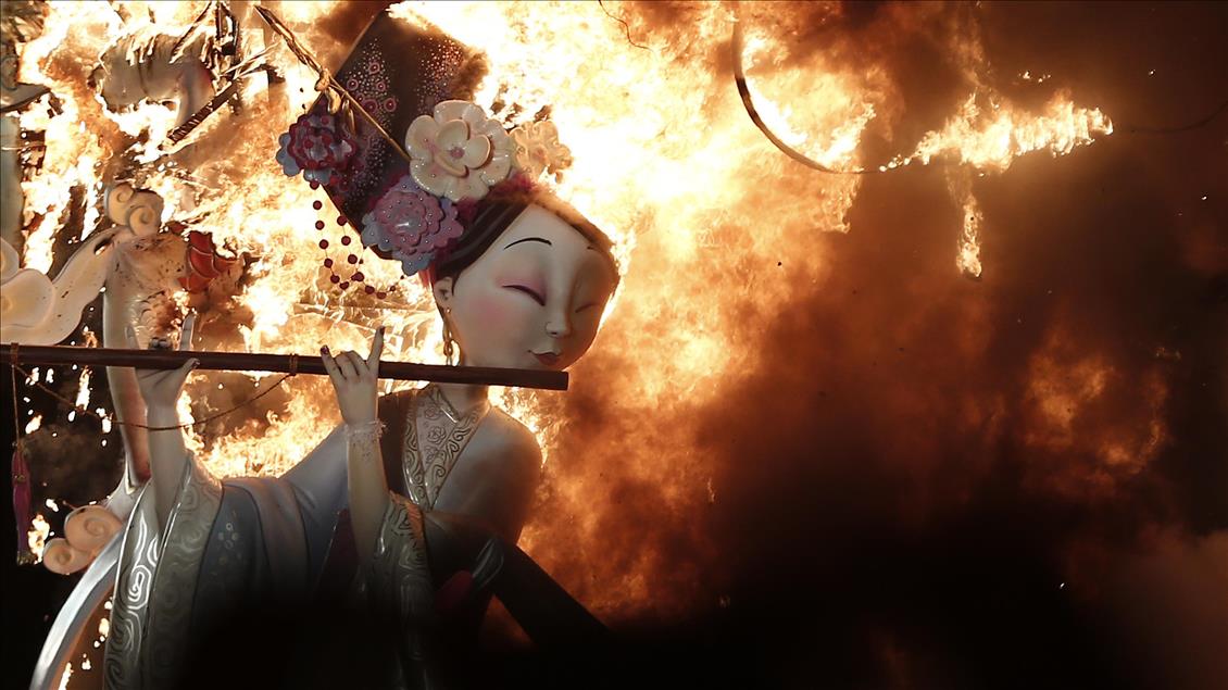 Djegia e kukullave gjigante shënon mbylljen e festivalit "Las Fallas"